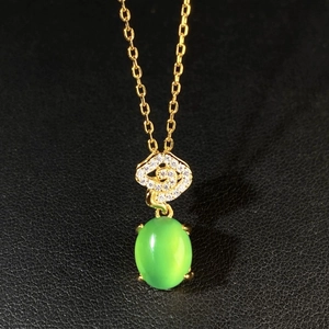 Macro di una collana in argento placcato oro 18K con ciondolo in calcedonio verde su pelle