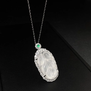 Vue détaillée du pendentif feuille en calcédoine translucide serti de zircons brillants