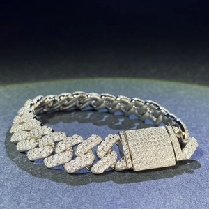 Makroaufnahme von 925er Sterlingsilber 12mm Panzerarmband mit vollem Moissanit-Besatz