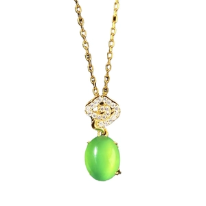 Collana in argento 925 con ciondolo in calcedonio verde e dettagli di nuvole dorate