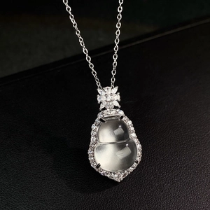 Elegante Jade-Halskette in Flaschenform mit Diamantakzenten auf schwarzem Hintergrund