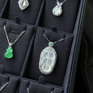 Collier en argent S925 avec pendentif feuille en calcédoine blanche et touches émeraude