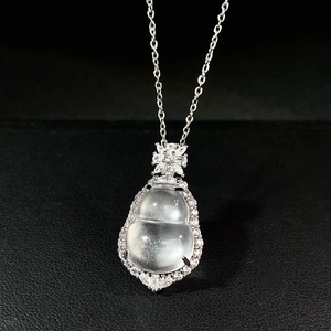 Silberne Halskette mit durchscheinendem Jade-Anhänger in Flaschenkürbis-Form und Zirkonia