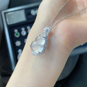 Nahaufnahme des durchscheinenden Jade-Anhängers mit funkelndem Diamant-Verschluss