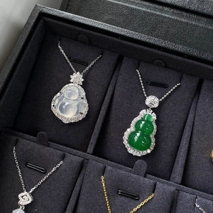 Gros plan de pendentifs hulu en argent S925 et calcédoine dans un écrin à bijoux