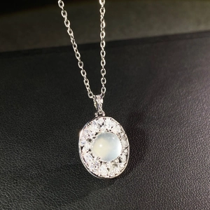 Collier élégant plaqué argent S925 avec pendentif ovale en pierre précieuse et halo de cristaux