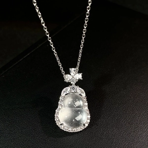 Detailaufnahme eines silbernen Kürbis-Anhängers mit Jade und Mikro-Pavee-Diamanten