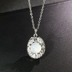 Collier plaqué argent S925 avec pierre de lune ovale et pavé de diamants étincelants
