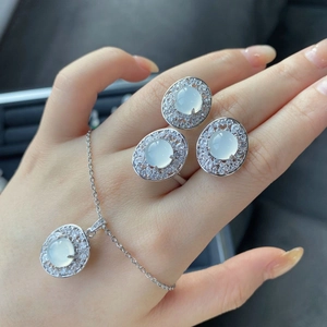 Détail du collier S925 argent et parure de bijoux avec pierres de jade et diamants