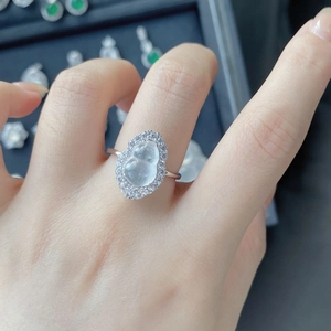 Gros plan d'une bague ajustable en argent avec jade clair en forme de calebasse