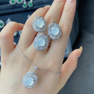 Parure élégante en calcédoine avec collier plaqué argent et bagues ornées de zircons