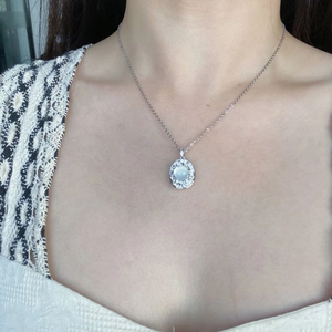 Gros plan d'un collier en argent S925 avec pendentif ovale en pierre bleu glacé