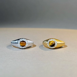 Détail de bagues en argent et or brossé avec pierres œil de tigre et oxydes de zirconium