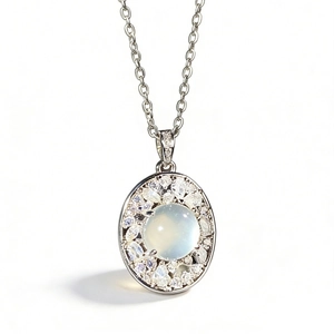 Élégant collier en argent S925 avec pendentif ovale en pierre de lune et zircons