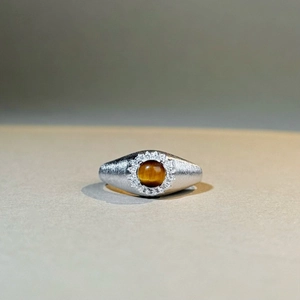 Bague en argent S925 brossé avec pierre oeil de tigre ronde et pavé de zircons blancs