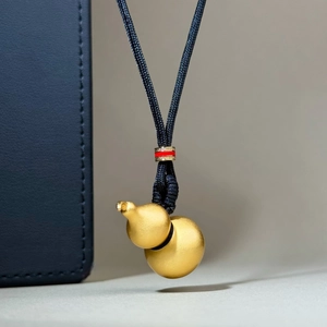 Pendentif Wu Lou double gourde dorée avec finition mate sur un cordon tressé foncé