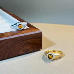 Détail de bagues en argent et or brossé avec pierre œil de tigre ronde et micro-diamants