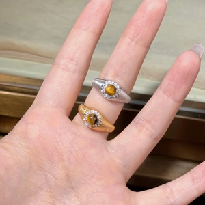 Détail de bagues en argent s925 avec pierre oeil de tigre et texture brossée sur main