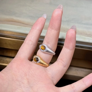 Détails de bagues œil de tigre avec anneaux or et argent et sertissage de zircons