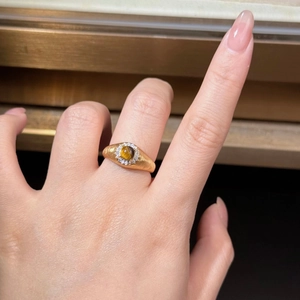 Vue détaillée d'une bague en argent S925 faite main avec oeil de tigre et cristaux