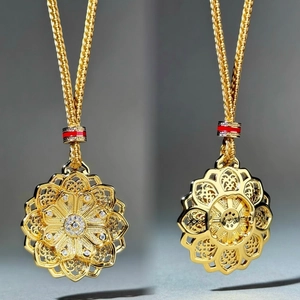 Pendentif floral en filigrane doré avec anneau émail rouge et chaîne tressée dorée