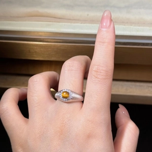 Détail de la bague en argent brossé avec pierre œil de tigre ronde et halo brillant
