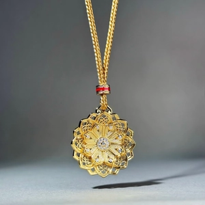 Collier pendentif lotus mandala en or ancien avec filigrane et pierres étincelantes