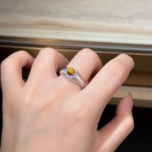 Détail d'une bague en argent S925 avec pierre oeil de tigre ronde et cristaux brillants