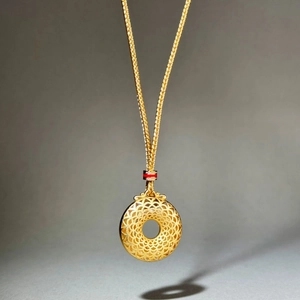 Traditionelle chinesische Kompass-Halskette mit hohlem Ruyi-Muster in antikem Gold-Finish