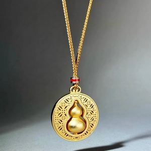 Collier pendentif boussole calebasse dorée avec motif géométrique ajouré élégant