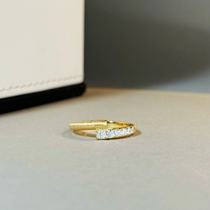 Minimalist 925 silver 18K gold ring with frosted finish and five sparkling diamonds