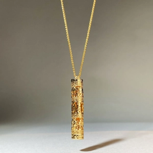Collier pendentif cylindre filigrané plaqué or avec relief bouddhiste et chaîne Chopin