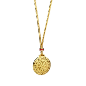 Collier pendentif mandala boussole plaqué or avec émail rouge et détails filigranes