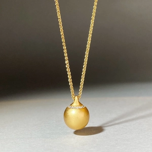 Vergoldete Halskette mit graviertem Mantra-Anhänger und eleganter gedrehter Seilkette
