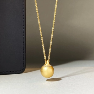 Matte Goldkugel-Halskette mit Diamantakzenten und geflochtener Seilkette im Vintage-Stil