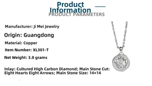 Vue détaillée d'un pendentif boussole avec placage en or 18 carats et zircons incrustés