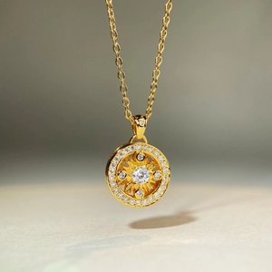 Collier avec pendentif boussole solaire plaqué or 18 carats et cristaux brillants
