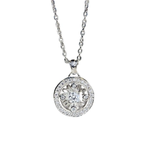 Pendentif boussole élégant en or 18K avec diamants scintillants sur un fond blanc pur