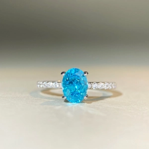 Élégante bague en argent S925 avec une pierre bleue ovale et des détails en pavé