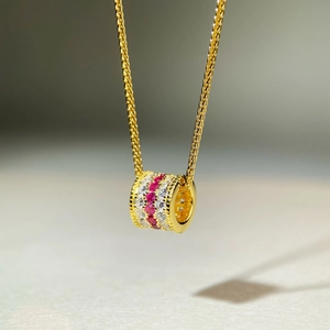 Luxueux collier en or avec pendentif cylindrique orné de diamants rouge rose et blancs