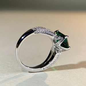Lussuoso anello in argento sterling 925 con gemma verde taglio smeraldo e pavé di zirconi