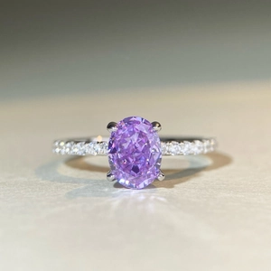 Bague en argent sterling S925 avec grand gemme violette ovale et pavé de diamants