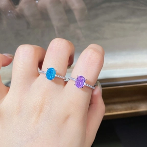 Main portant des bagues en argent S925 avec zircons bleus et violets taille radiant