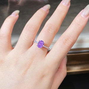 Détail de la bague en argent S925 avec pierre violette ovale et sertissage à quatre griffes