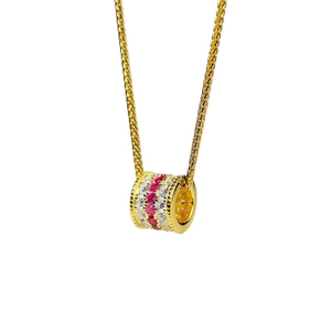 Collier de luxe en or avec un pendentif cylindrique serti de rubis rouges et diamants blancs