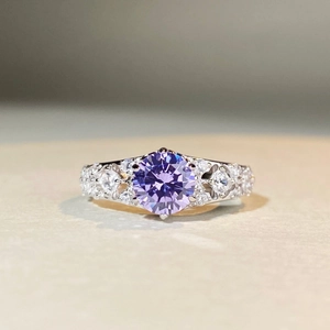 Bague raffinée en argent ornée d'une moissanite violette de 1 carat avec diamants latéraux