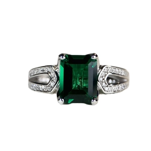 Anello in argento 925 con grande gemma verde taglio smeraldo e fascia pavé traforata