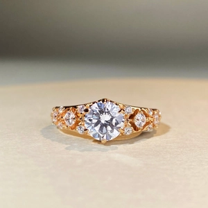 Bague moissanite 1 carat rétro avec anneau ajouré doré et accents de diamants