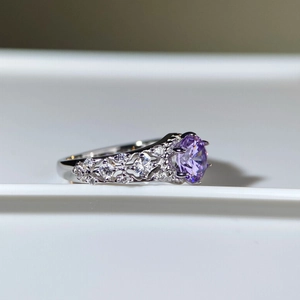 Bague en argent classique avec moissanite violette et anneau ciselé en détail