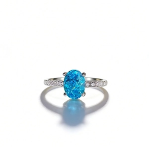 Bague élégante en argent 925 avec une grande pierre bleue ovale et diamants latéraux